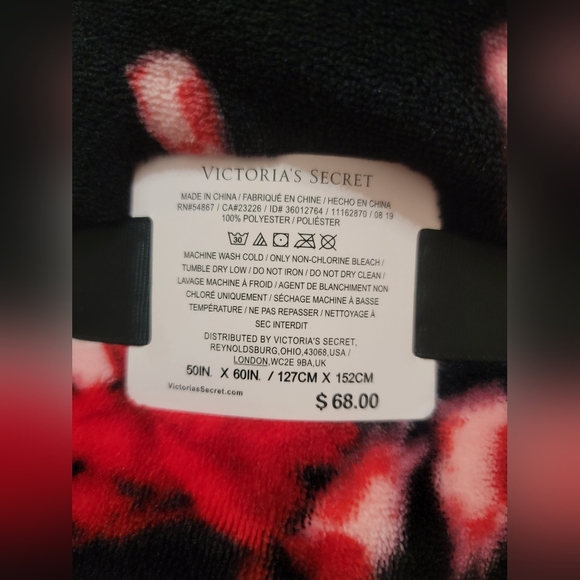 NWT Victoria's Secret Sherpa Blanket - Picture 6 of 6